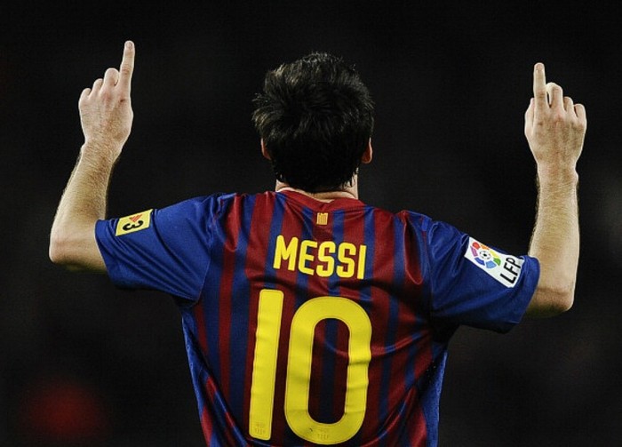 8. Người vĩ đại nhất? Lionel Messi đặt thêm một bước chân nữa trên con đường trở thành một trong những người vĩ đại nhất của bóng đá khi vượt qua thành tích ghi bàn trong 12 tháng Gerd Muller lập trong năm 1972 với con số 85. Với 90 bàn vào thời điểm này, cột mốc của Messi sẽ còn lâu nữa mới có thể bị vượt qua.